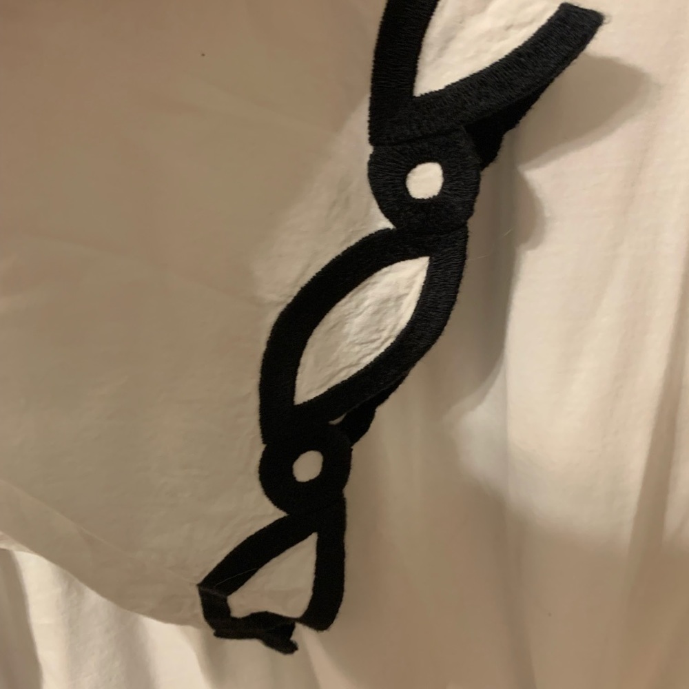 Banana Republic 🍌 white embroidered t- shirt🍌